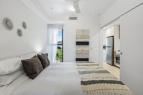 Stellar Location With Parking, Pool & Gym Access