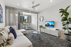 Stellar Location With Parking, Pool & Gym Access