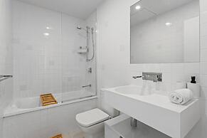 Gorgeous 3-bed Apartment With City Views