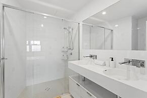 Gorgeous 3-bed Apartment With City Views