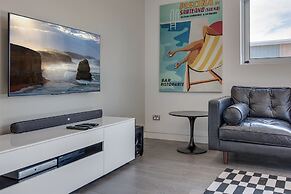 Explore Sydney From Stylish North Shore Apartment