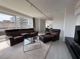 Stylish 3-bedroom Apartment With sea View