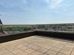 Stylish 3-bedroom Apartment With sea View