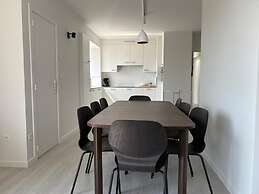 Stylish 3-bedroom Apartment With sea View