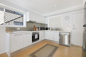 Ground Floor 2-bed Mermaid Beach Pad With Parking