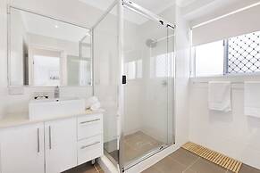 Ground Floor 2-bed Mermaid Beach Pad With Parking
