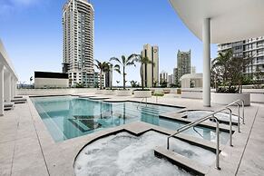Luxe Oceanfront 1-bed High Rise With Pool & Gym