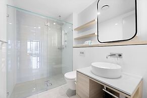 Luxe Oceanfront 1-bed High Rise With Pool & Gym