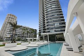 Luxe Oceanfront 1-bed High Rise With Pool & Gym