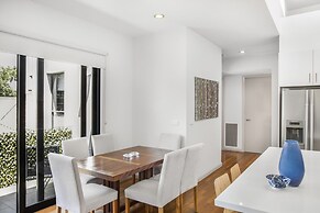 2-bed Apartment With Parking & Balcony Near Trains