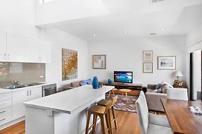 2-bed Apartment With Parking & Balcony Near Trains