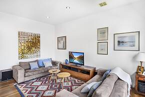 2-bed Apartment With Parking & Balcony Near Trains