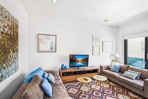 2-bed Apartment With Parking & Balcony Near Trains