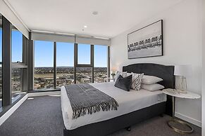 Chic 1-bed With Parking, Gym, Pool & City Views
