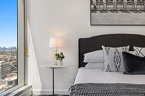 Chic 1-bed With Parking, Gym, Pool & City Views