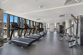 Chic 1-bed With Parking, Gym, Pool & City Views