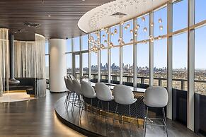 Chic 1-bed With Parking, Gym, Pool & City Views