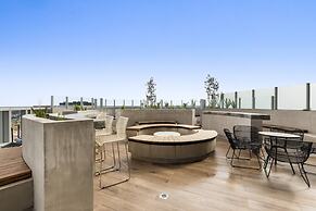 Chic 1-bed With Parking, Gym, Pool & City Views