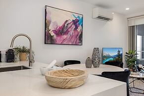 Chic 1-bed With Parking, Gym, Pool & City Views