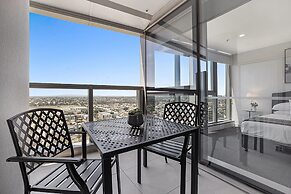 Chic 1-bed With Parking, Gym, Pool & City Views