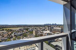 Chic 1-bed With Parking, Gym, Pool & City Views