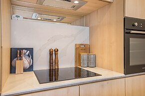 Chic 1-bed With Parking, Gym, Pool & City Views