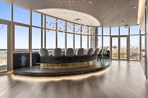 Chic 1-bed With Parking, Gym, Pool & City Views