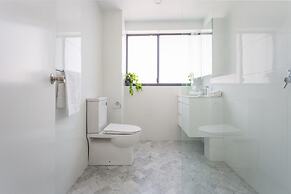 Unit With Balcony, Backyard and Parking Near Shops