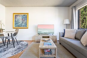 Unit With Balcony, Backyard and Parking Near Shops