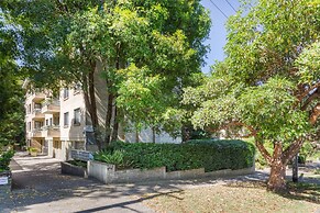 Unit With Balcony, Backyard and Parking Near Shops