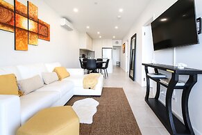 Glorious 2-bed With Waterside Balcony Views