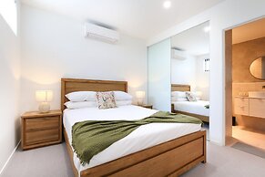 Glorious 2-bed With Waterside Balcony Views