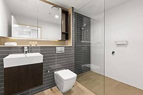 Chic 1-bed With Pool by River, Ferry & Amenities