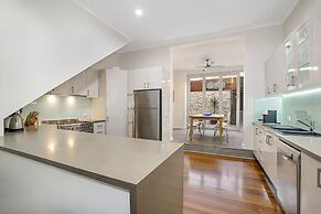 Unique 2- Storey Victorian Terrace Near Errol St