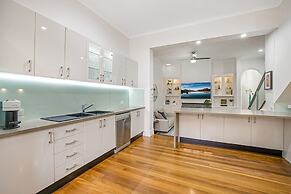 Unique 2- Storey Victorian Terrace Near Errol St