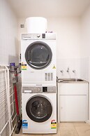 Convenient 2-bed Apartment in Melbourne's Heart