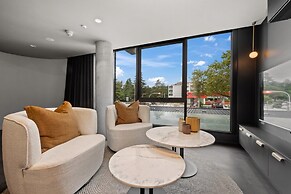 Elegant Studio With Parking