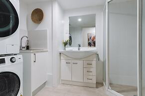 Lakeside 3-bed Apartment With Jacuzzi