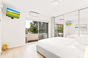 Bright and Convenient Apartment, Close to Shops