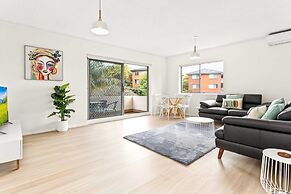 Bright and Convenient Apartment, Close to Shops