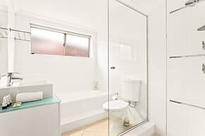 Bright and Convenient Apartment, Close to Shops