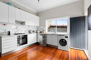 Huge Harbour View Apartment In Historic Home