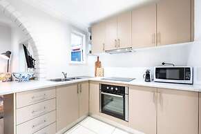 Contemporary 2-bed House in Trendy Enmore