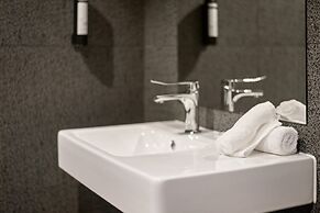 Spotless Braddon Studio With Accessible Bathroom