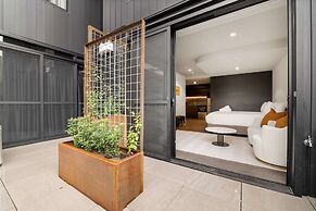 Spotless Braddon Studio With Accessible Bathroom