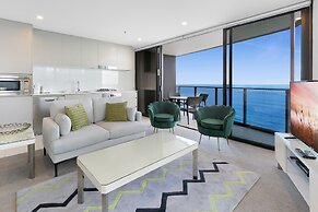 Wonderful 2-bed With Pool, Gym & Scenic Views