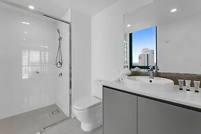 Wonderful 2-bed With Pool, Gym & Scenic Views