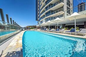 Wonderful 2-bed With Pool, Gym & Scenic Views