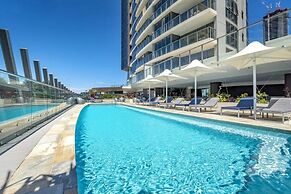 Wonderful 2-bed With Pool, Gym & Scenic Views
