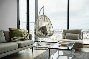2-bed With Harbour Views & Outstanding Amenities